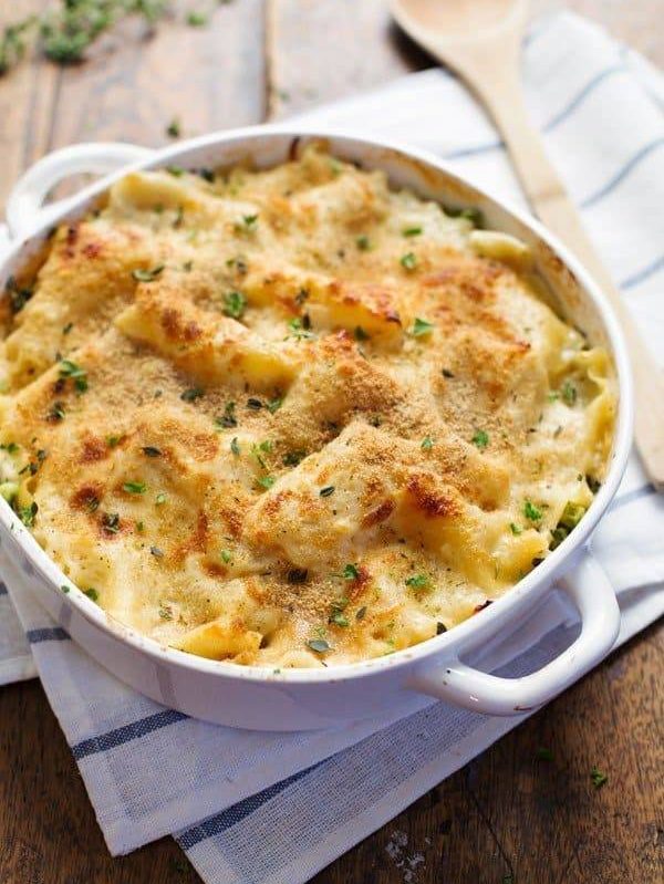 Garlic Parmesan Chicken Lasagna Bake - a quick layered casserole-style recipe with simple ingredients and YUMMY garlic parm flavor. 300 calories. | pinchofyum.com