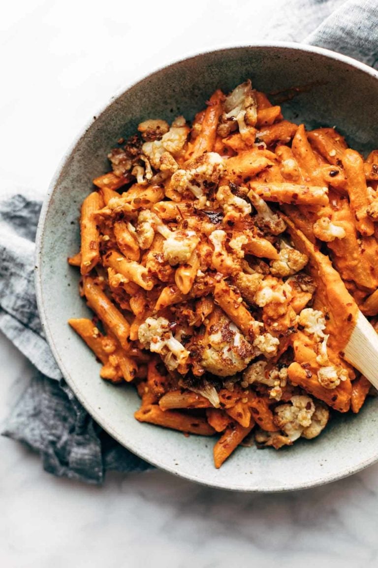 Red pepper cashew pasta in a bowl.